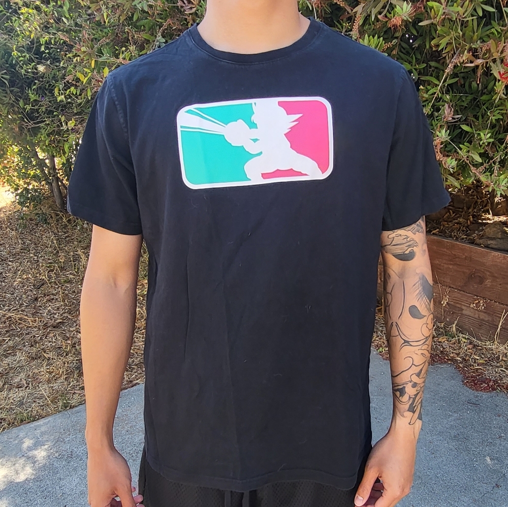 Black pyramid graphic t